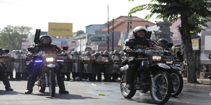 Simulasi penanggulangan kerusuhan yang digelar Polres Buleleng di depan Kantor Komisi Pemilihan Umum (KPU) Buleleng, Kamis pagi.
