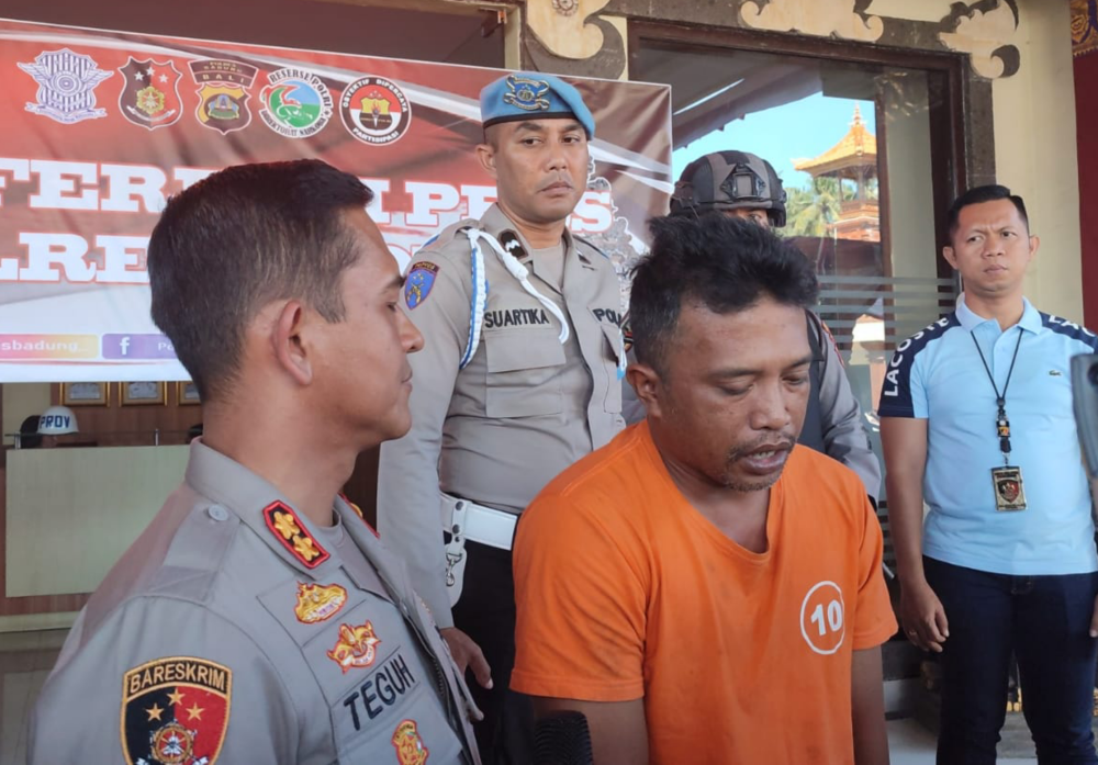DICIDUK: Kadek Eka Putra, 40, diketahui lemas dan nyaris menangis di Polres Badung, Rabu 21 Juni 2023