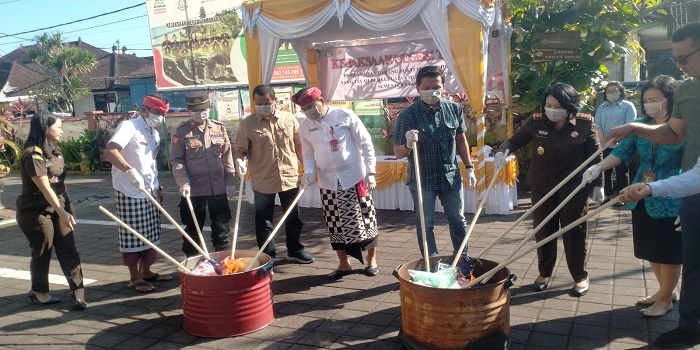 Pemusnahan barang bukti narkotika yang dilakukan Kejari Tabanan.