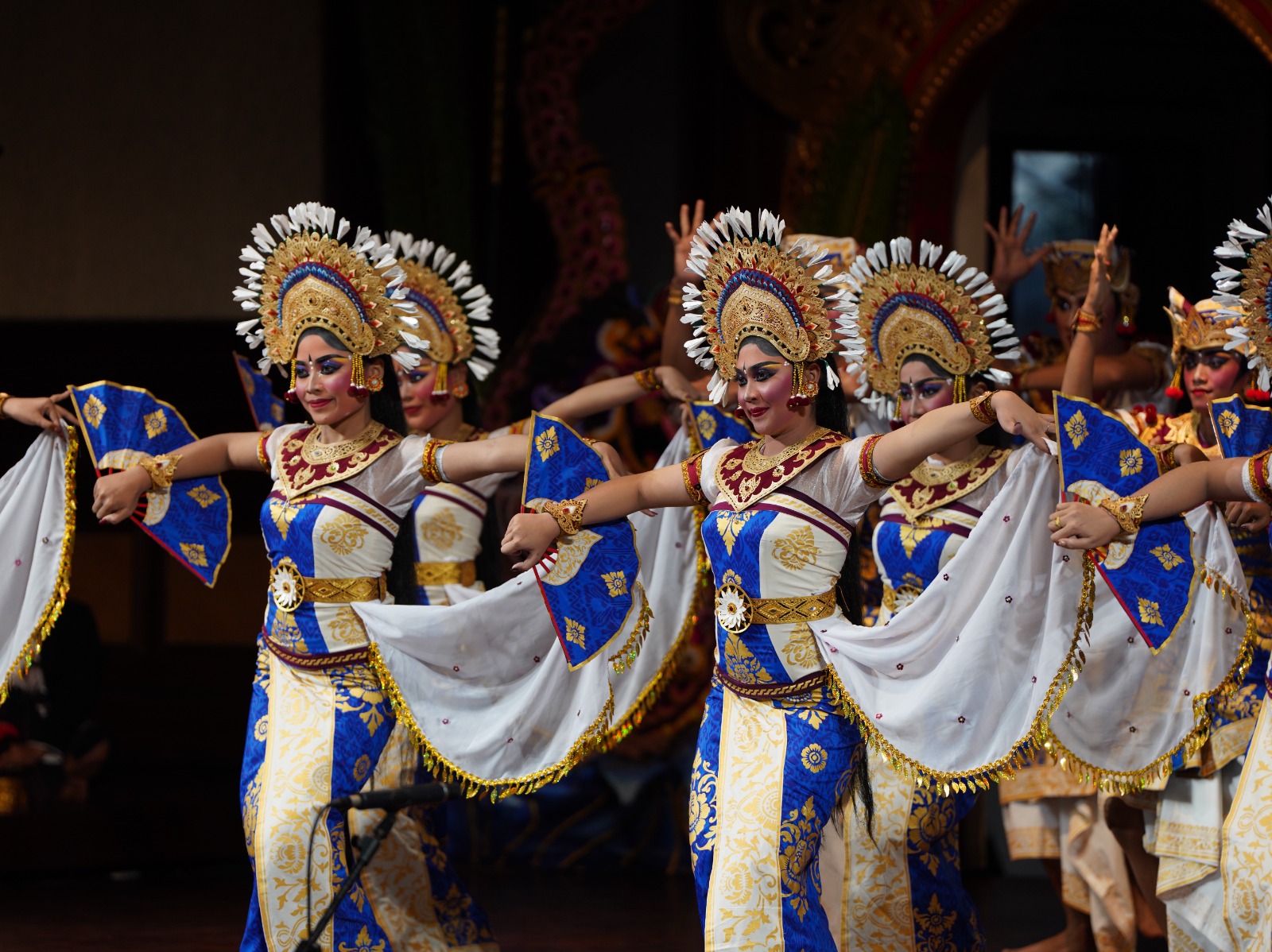 WAKIL BADUNG: Aksi Sanggar Seni Budaya Yowana Desa Mambal, Abiansemal, membawakan tarian Janger Tradisi Remaja pada PKB XLV 2023 di Art Center Bali, Denpasar, Rabu (21/6/2023).