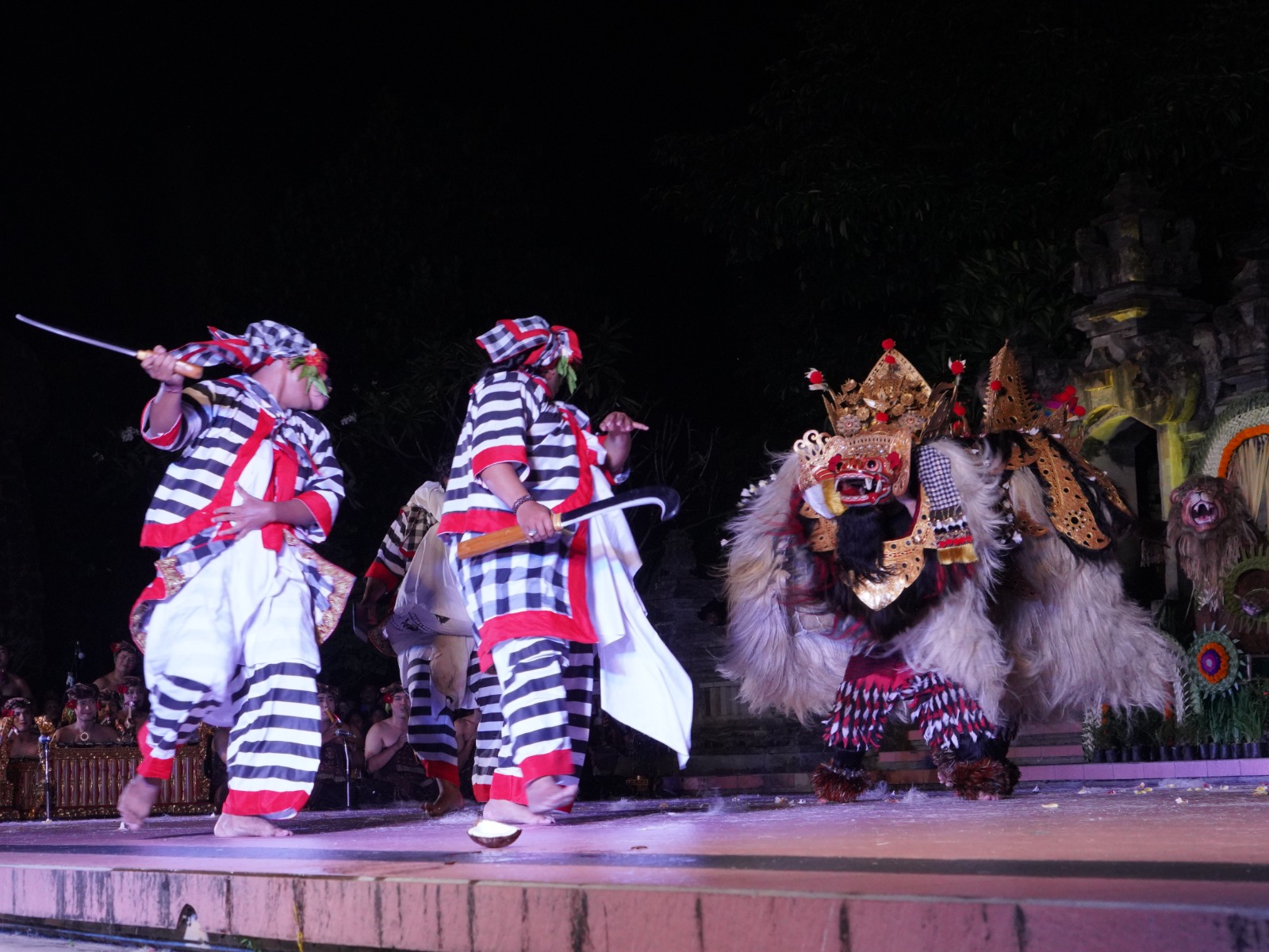 APIK: Sanggar Seni Waduk, Banjar Uma Kepuh, Buduk, Mengwi, tampil pada Lomba Tari Barong Ket PKB 2023 di panggung terbuka Natya ISI Denpasar, Senin malam (19/6/2023).