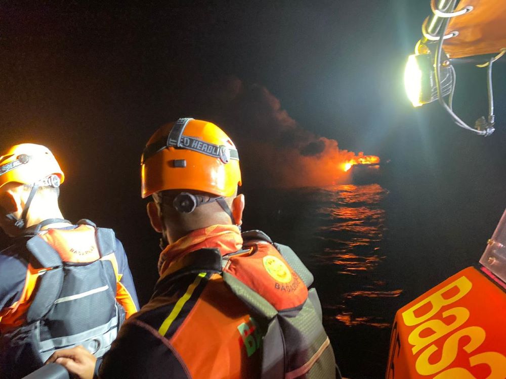 API DIATAS LAUT: Basarnas Bali melakukan evakuasi 31 ABK KM Bandar Nelayan 271 terbakar di Selatan Uluwatu, Rabu 21 Juni 2023.