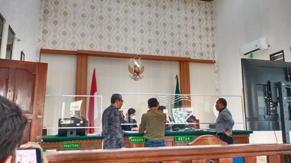 BUKTI SURAT: Dua kuasa hukum Disel Astawa mengajukan 15 bukti surat kepada hakim tunggal praperadilan PN Denpasar  Yogi Rachmawan, 22 Juni 2023