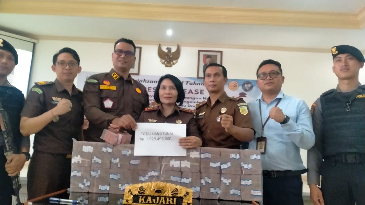 DISITA: Kepala Kejari Tabanan Ni Made Herawati didampingi Kasi Pidsus Kejari Tabanan I Nengah Ardika dan Kasi Intel Kejari Tabanan I Gusti Ngurah Anom Sukawinata, menyita uang Rp 1,9 miliar dana PNPM