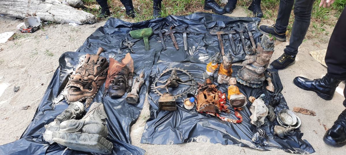 BENDA SAKRAL: Sejumlah benda-benda sakral termasuk keris ditemukan di aliran sungai di Loloan Canggu Kuta Utara, diduga dibuang pemiliknya.