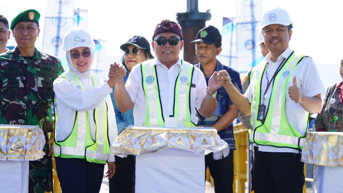 PENATAAN: Bupati Jembrana Nengah Tamba (tengah) saat ground breaking  peningkatan dermaga ponton di Pelabuhan Gilimanuk, Jumat (23/6).