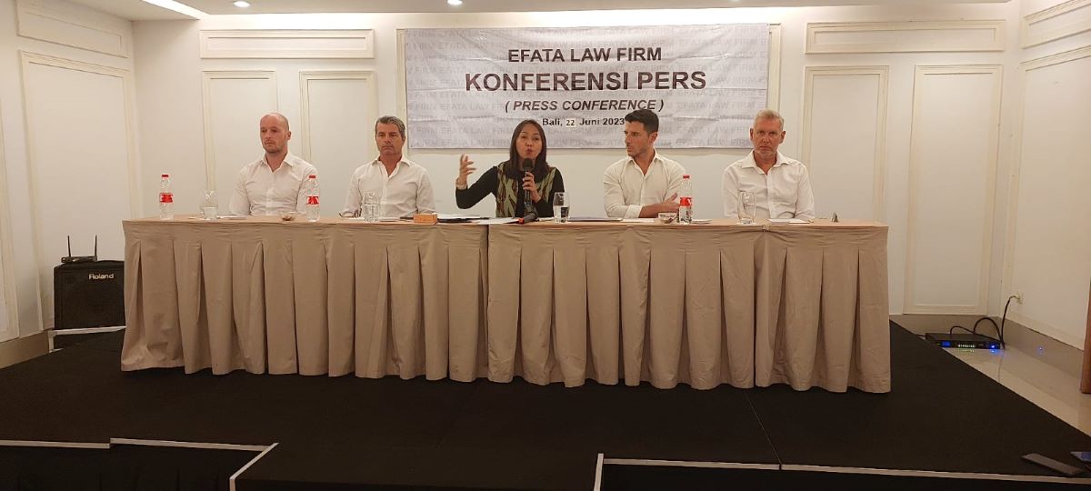 PENIPUAN?: (Dari kiri ke kanan): Barry Pullen (WN Inggris), Erdia Christina (Pengacara), Luca Simioni (WN Swiss), Carlo Karol Bonati (WN Italia), dan Simon Goddard (WN Inggris)