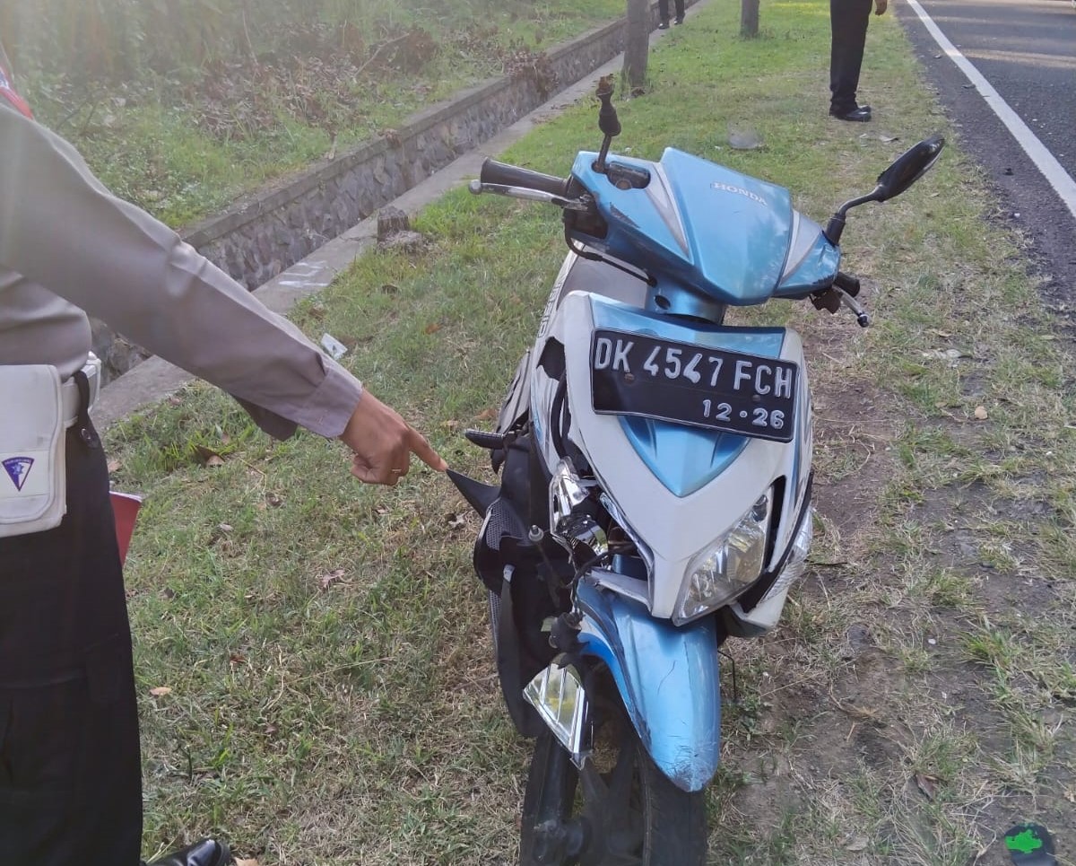 NAHAS: Motor yang dikendarai korban tewas kecelakan di Jalan Denpasar - Gilimanuk, Desa Candikusuma, 22 Juni 2023