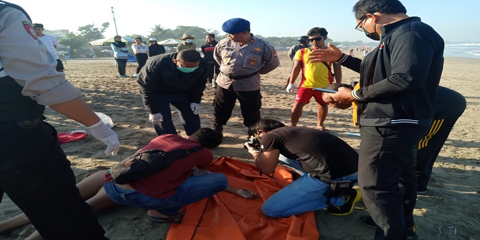 Wanita tanpa identitas ditemukan tewas dengan kondisi telanjang penuh luka di sekujur tubuh di Pantai Legian, Sabtu 24 Juni 2023.