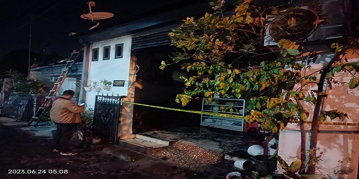 Polisi memasang garis polisi di rumah yang terbakar di Jalan Batok, VII No. 12, Denpasar,  Sabtu 24 Juni 2023.