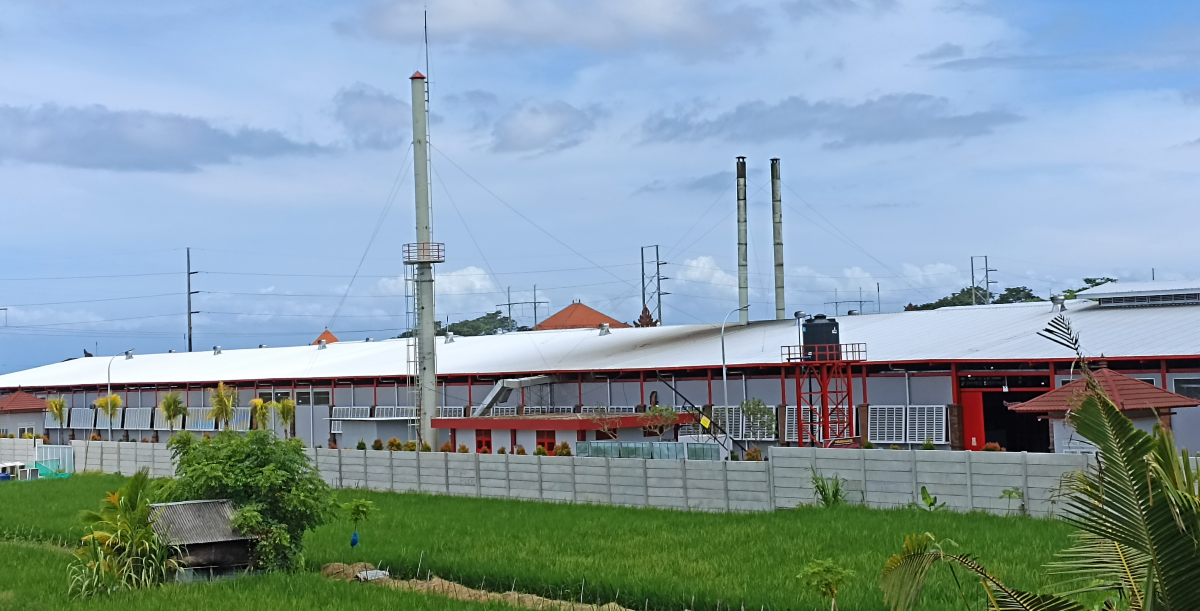 BAU BUSUK: TPST Kesiman Kertalangu di jalan ByPass IB Mantra yang selalu menebar bau busuk