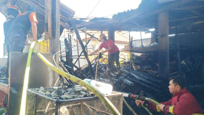 TAK TERSELAMATKAN : Petugas Kebakaran melakukan pemadam api di rumah lantai dua di Jalan Subak Dalem Nomor 1A, Banjar Praja Sari, Kelurahan Peguyangan, Denpasar Utara.