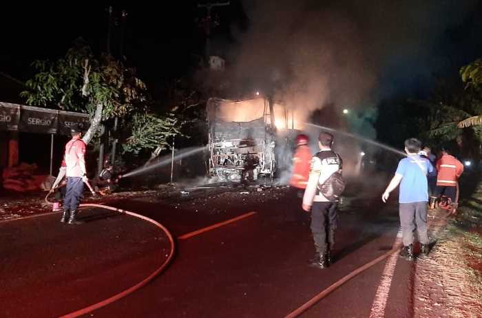 DRAMATIS : Kondisi Bus PO. Tiara Mas Bima-Jakarta yang terbakar di di Jalan Raya Gilimanuk-Denpasar.