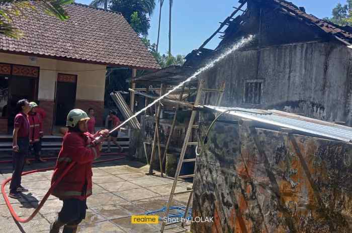HANGUS DILALAP API : Petugas damkartan Karangasem saat memadamkan api rumah yang terbakar di banjar dinas Kalanganyar, Desa Sibetan, Kecamatan Bebandem, Jumat (23/6/2023).