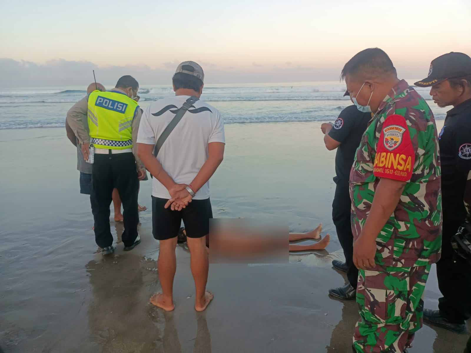 MENGENASKAN : Perempuan tanpa identitas ditemukan dalam keadaan sudah meninggal dengan kondisi setengah telanjang penuh luka di sekujur tubuh di Pantai Legian, Sabtu (24/6/2023).