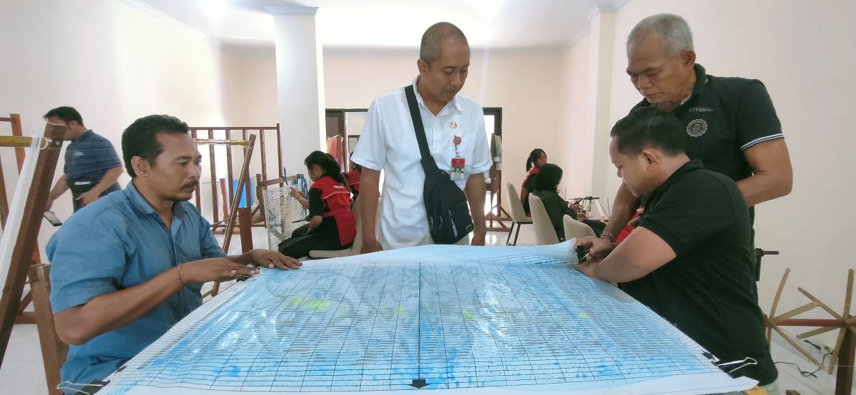 DIGITALISASI MOTIF: Pelatihan pembuatan motif tenun secara digital di Pusat Layanan Usaha Terpadu (PLUT) Buleleng, belum lama ini.