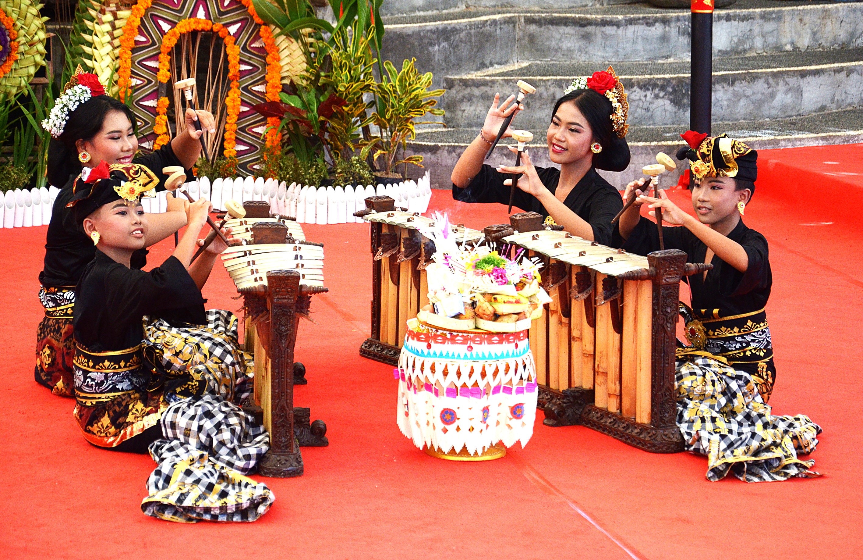 BERLOMBA DENGAN GEMBIRA : Pemain gender bocah duta Desa Baluk, Kecamatan Negara, duta Kabupaten Jembrana.