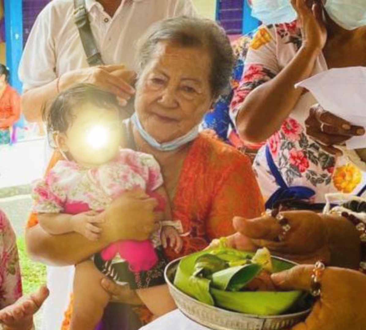 BERKAT JNANA MARGA: Nenek Sekar, 60, asal Jembrana kini memiliki cucu. (Jnana Marga untuk Radar Bali)