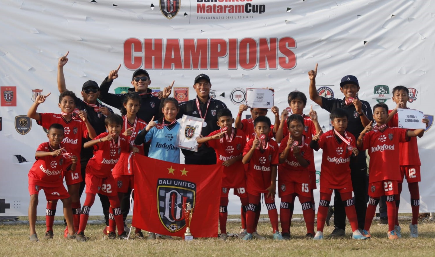 MENTAL JUARA : Tim sepak bola Bali United U-12 ini meraih gelar juara turnamen Mataram Cup.