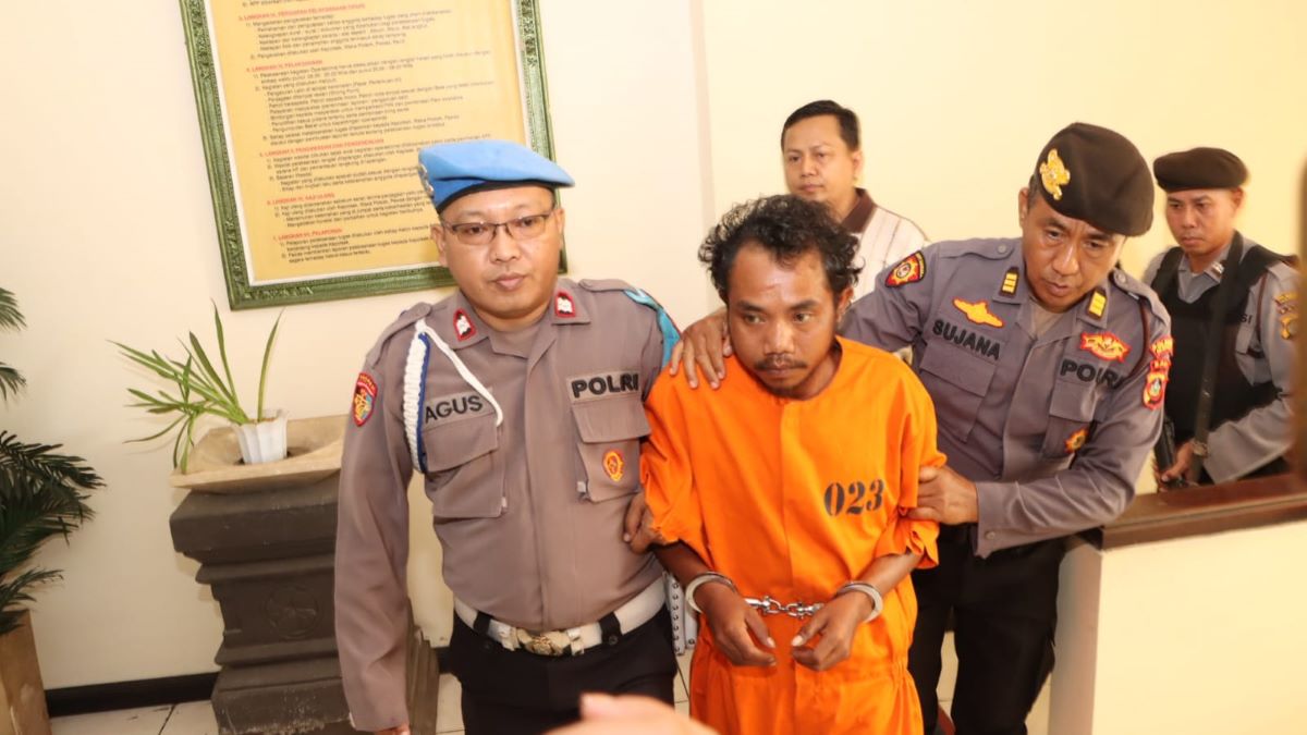 MENYERAH: Tersangka penebasan di Pantai Legian Kuta Marianus Garu alias Bryan, 28, dikenakan pakaian tahanan, Mapolsek Kuta, Minggu (25/6).