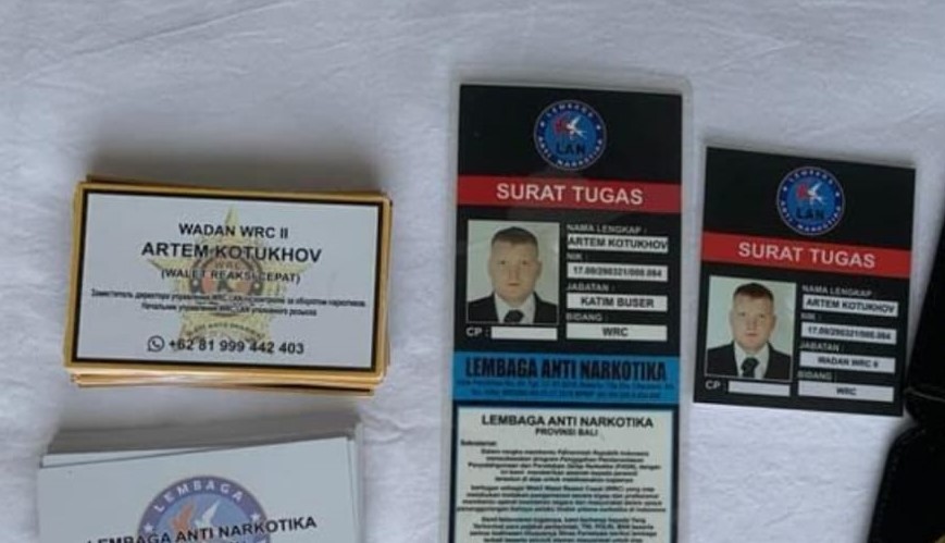 DIPULANGKAN : Beberapa berkas milik Artem Kotukhov disita untuk pemeriksaan sebelum dideportasi.