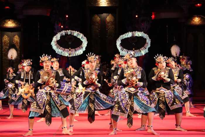 TAMPIL SEPENUH HATI : Sekaa Baleganjur Dwi Tunggal, Banjar Menesa Puseh, Kelurahan Pedungan, Denpasar Selatan, di Panggung Terbuka Ardha Candra, Taman Budaya Bali (Art Center).