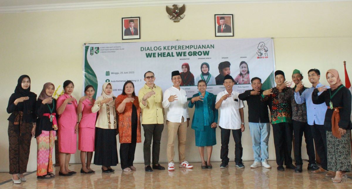 KOLABORASI: Para panelis, undangan dan sebagian peserta Dialog Keperempuanan We Healt We Grow KOAHATI Cabang Singarja di Aula Kemenang Kabupaten Buleleng, 25 Juni 2023.