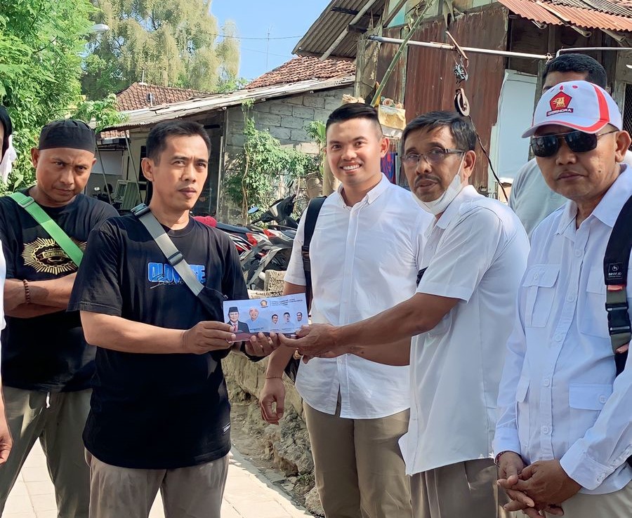 KEMANUSIAAN: DPC Partai Gerindra Denpasar menyerahkan bantuan kepada korban kebakaran RT 5 Dusun Wanasari Kampung Jawa Denpasar