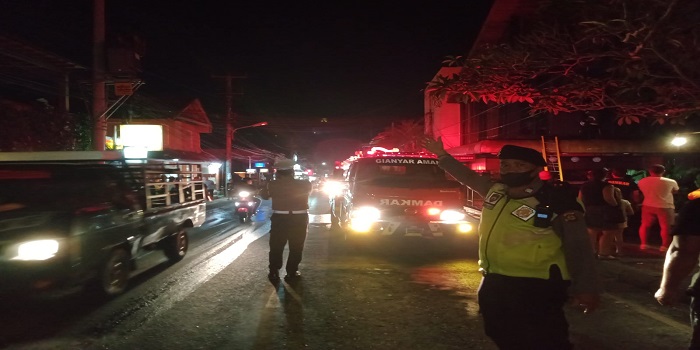 Polisi mengatur lalu lintas di lokasi kebakaran.
