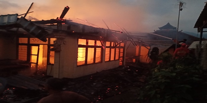 Rumah milik I Wayan Sunariata, 44, di Desa Gunaksa ludes dilalap api.
