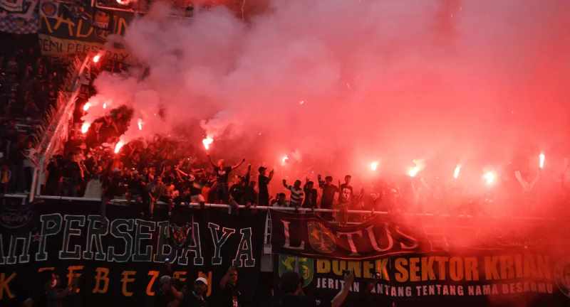 ADA SAJA YANG BANDEL : Nyala flare di Stadion Gelora Bung Tomo, Surabaya. Sanksi bakal diperberat untuk pelaku.