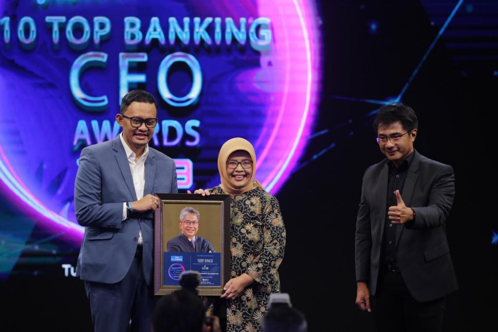 BERKAT INOVASI: bank bjb meraih dua penghargaan dari The Iconomics. Penghargaan diterima Direktur Keuangan bank bjb Nia Kania (tengah), di Jakarta, Selasa (27/6/2023). (bank bjb untuk Radar Bali)