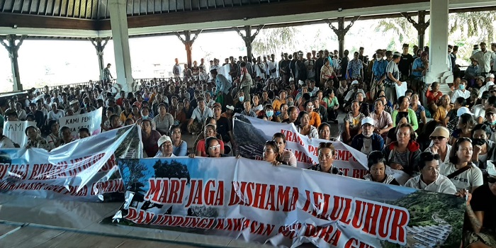 Tolak Ribuan krama pengempon Pura Gumang, dan warga Desa Adat Bugbug, Desa Bugbug, Kecamatan Karangasem demo di depan Kantor Bupati Karangasem, Selasa (27/6) pagi.