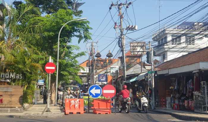 ADA SAJA YANG BANDEL : Sejumlah pengendara tampak masih melanggar barier yang sudah dipasang di kawasan Jalan Legian, Kecamatan Kuta, Badung.