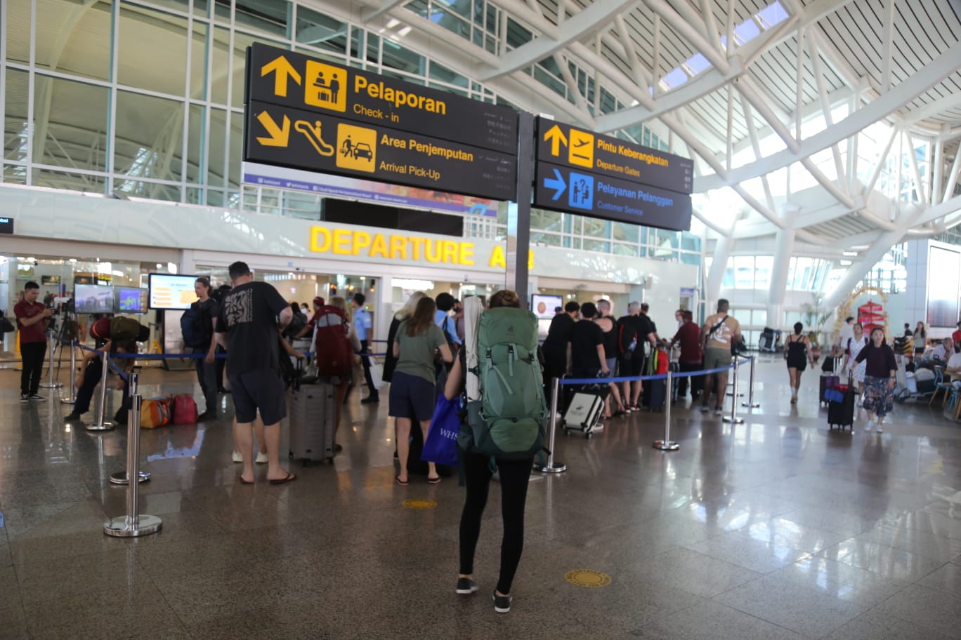 MENINGKAT: Bandara Internasional I Gusti Ngurah Rai perkirakan trafik penumpang mencapai 320.205 penumpang selama momen cuti bersama dan libur di Hari Raya Idul Adha 2023