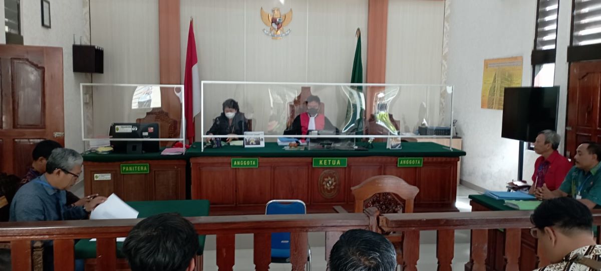 DIKUNCI: Suasana sidang lanjutan praperadilan yang diajukan kubu Disel Astawa. Polda Bali ajukan 67 bukti surat.