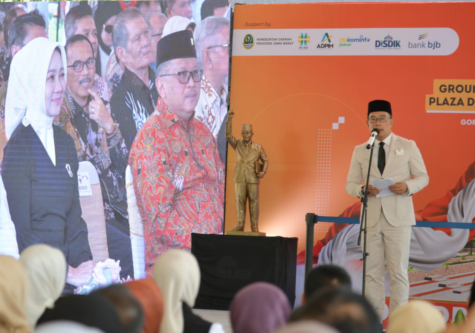 KODE HASTO: Gubernur Jabar Ridwan Kamil dan Sekjen PDIP Hasto Kristiyanto dalam acara groundbreaking Monumen Plaza Bung Karno yang akan dibangun di Taman Saparua, Kota Bandung, Rabu (28/6/2023). (RADA