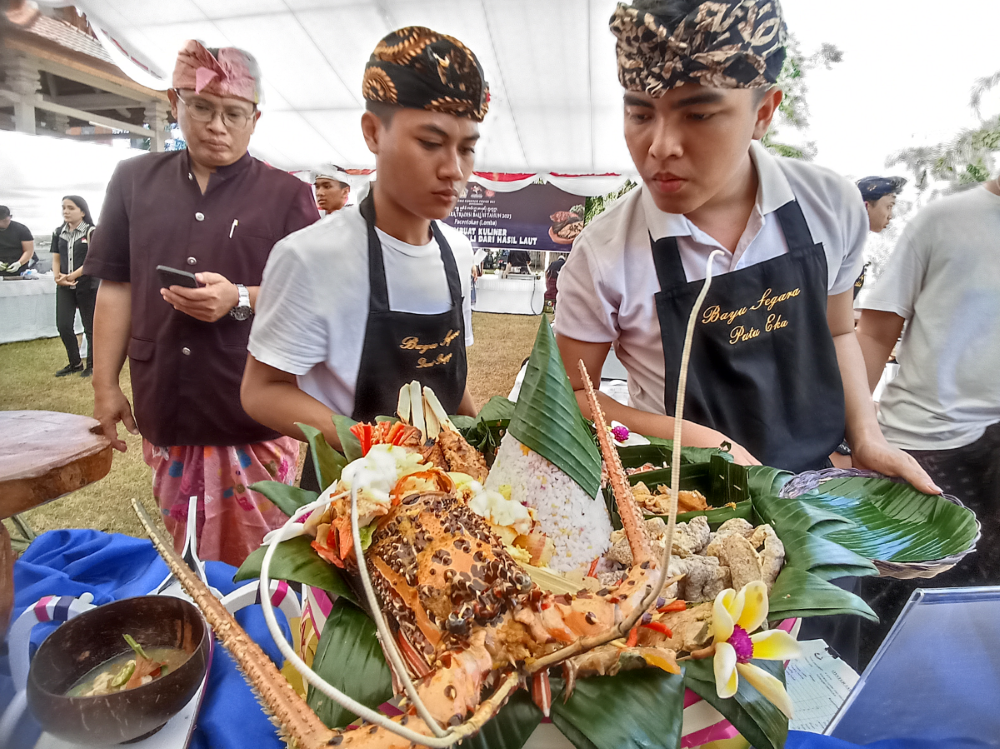 BERKELAS: Salah satu kuliner olahan hasil laut yang disajikan tukang masak dari kalangan mahasiswa di arena PKB ke-45.