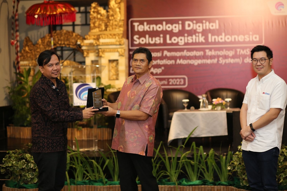 ADOPSI DIGITAL: Kadis Perhubungan Bali IGW Samsi Gunarta (tengah) saat sosialisasi TMS dan Driver App di Prime Plaza Hotel Sanur, Selasa (27/6/2023). (NI MADE ARI RISMAYA DEWI/RADAR BALI)