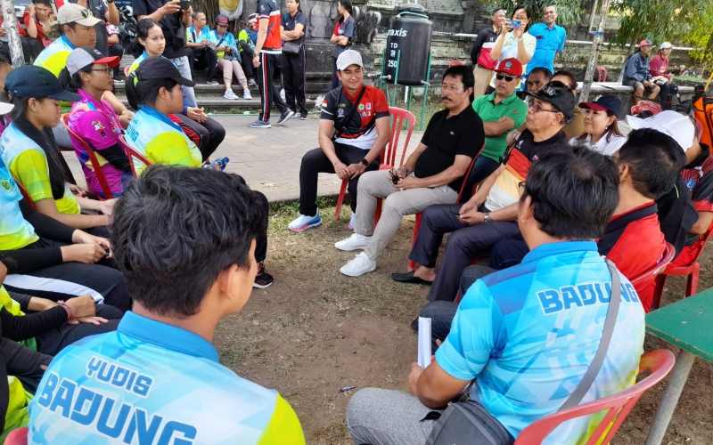 EVALUASI TIM : Suasana pertemuan tim Monev KONI Badung bersama jajaran atlet Panahan Badung