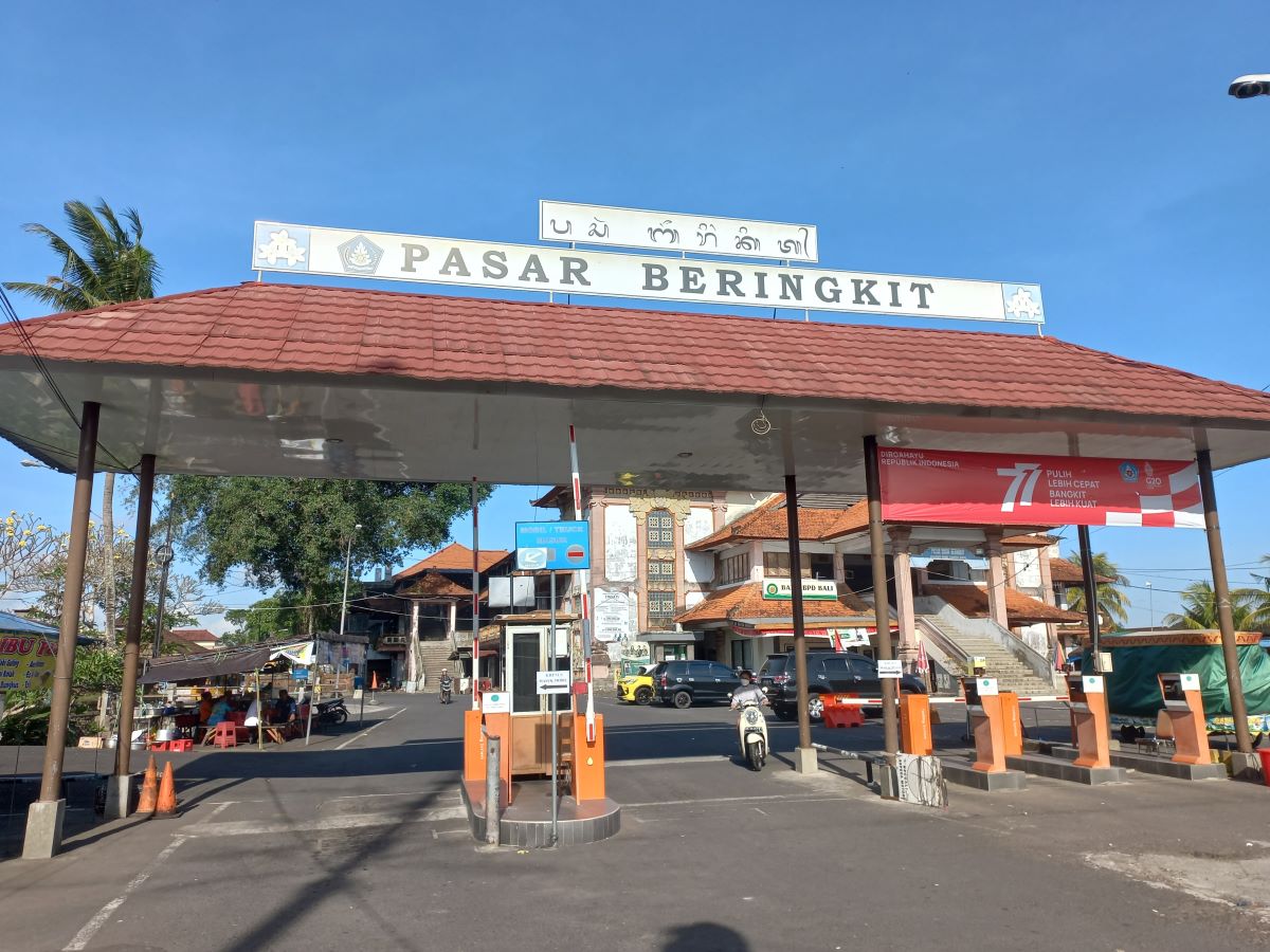 MENURUN: Suasana di gerbang Pasar Beringkit Mengwi