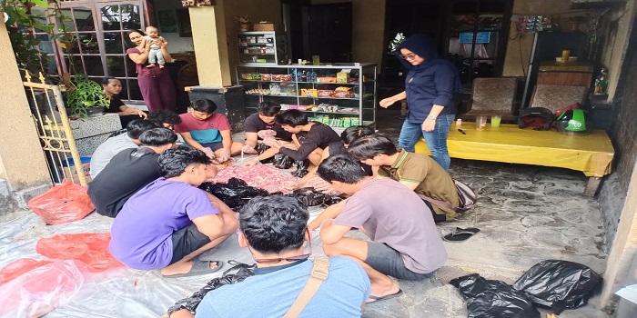 Pengurus DPW Nasdem Provinsi Bali, Siti Amelia (kanan) ikut berbagi kurban di hari raya Idul Adha, Kamis siang di Dalung.