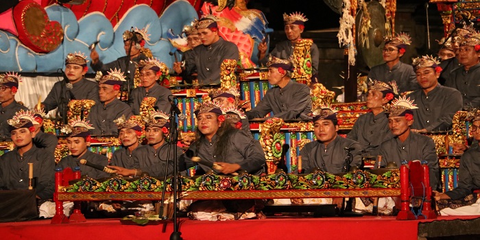 Penampilan Sekaa Gong Saraswati, Desa Menyali pada ajang Pesta Kesenian Bali di Panggung Terbuka Ardha Candra, Taman Budaya Bali, Rabu (28/6) malam. Mereka tampil pada kategori gong legendaris.