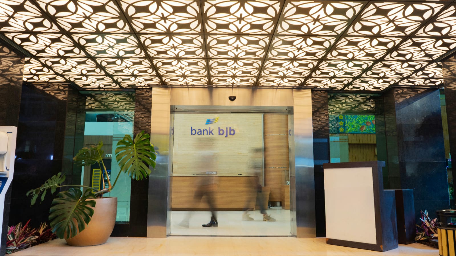 BIJAK: Kebijakan BI mempertahankan Suku Bunga Acuan di angka 5,75 persen untuk mendorong pemulihan ekonomi sekaligus membantu industri perbankan. (bank bjb untuk Radar Bali)