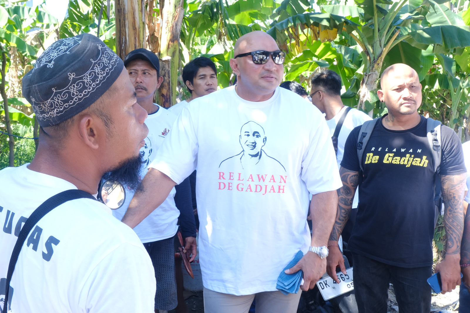 TOLERANSI: De Gadjah hadir dalam Penyembelihan Hewan Kurban di Mushalla Nurul Huda, Pamogan, Denpasar, Kamis (29/6/2023). (Radar Bali Photo)