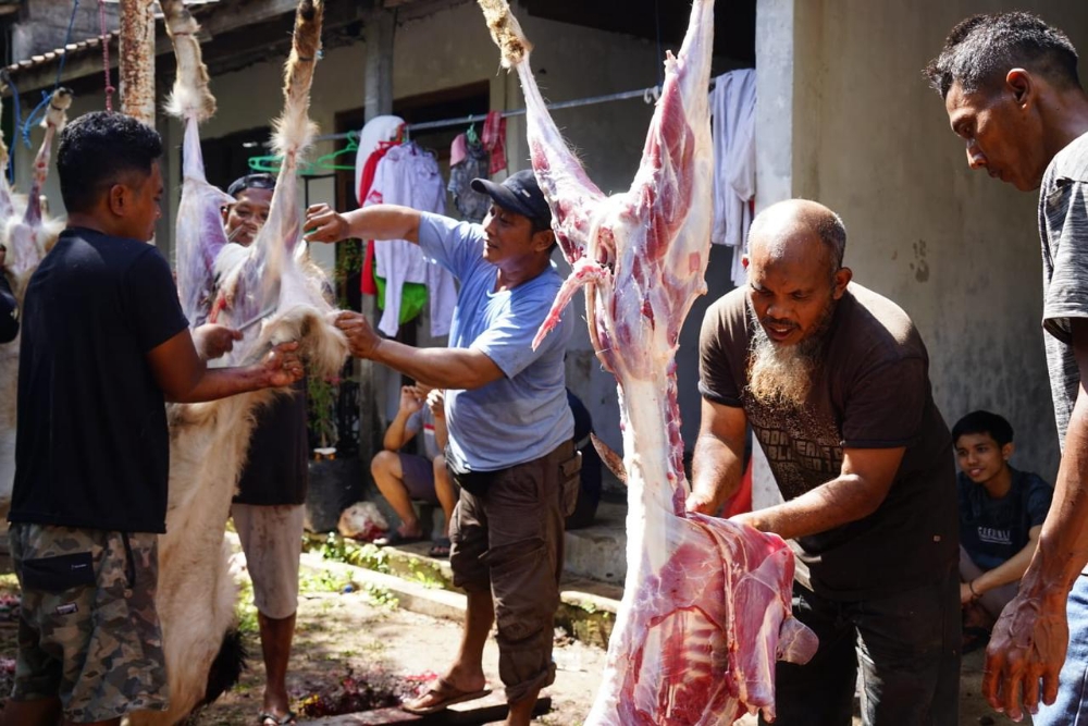IKHLAS BERBAGI: Komunitas Bali Mengaji memotong kambing kurban di Jimbaran, Kamis (29/6/2023). (BALI MENGAJI UNTUK RADAR BALI)