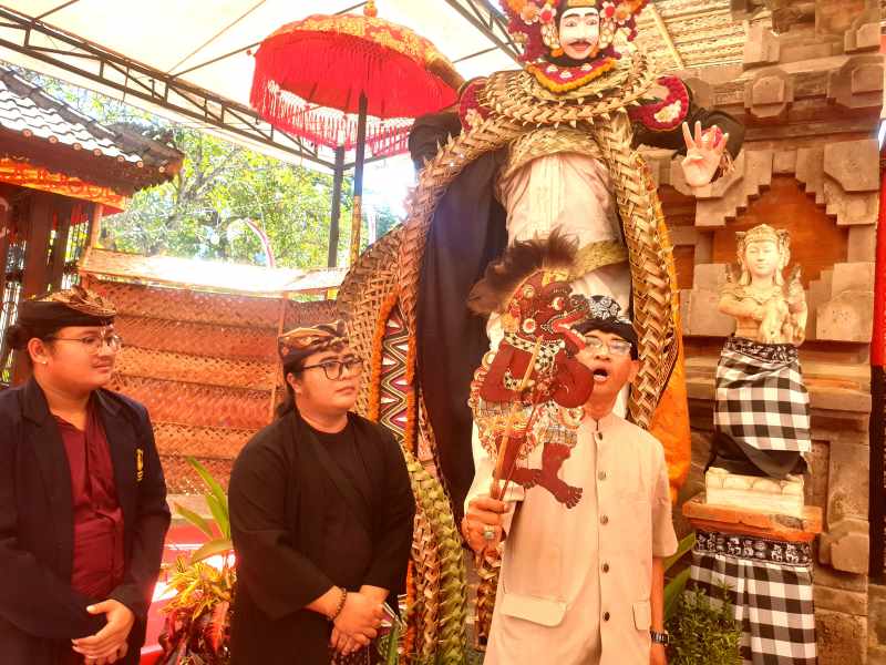 MENJAGA WARISAN KESENIAN: Dalang I Ketut Wibawa memberikan lokakarya tentang Wayang Cupak di Kalangan Angsoka, Art Centre Kamis (29/6/2023).