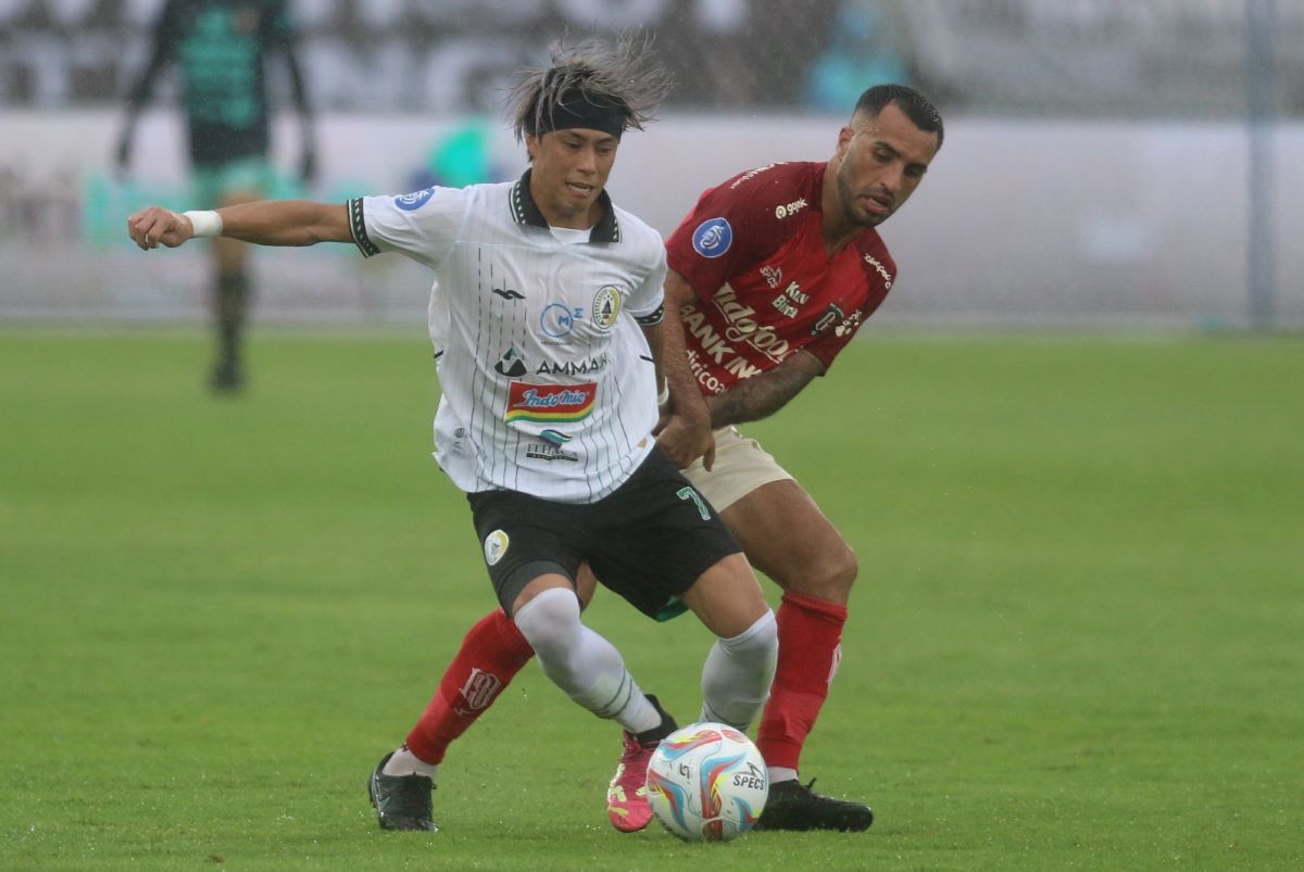 TUMBANG DI KANDANG: Gelandang serang Bali United Brwa Nouri (kanan) mencoba merebut bola dari penyerang PSS Sleman, Kei Sano di Stadion Kapten I Wayan Dipta Gianyar, 1 Juli 2023.
