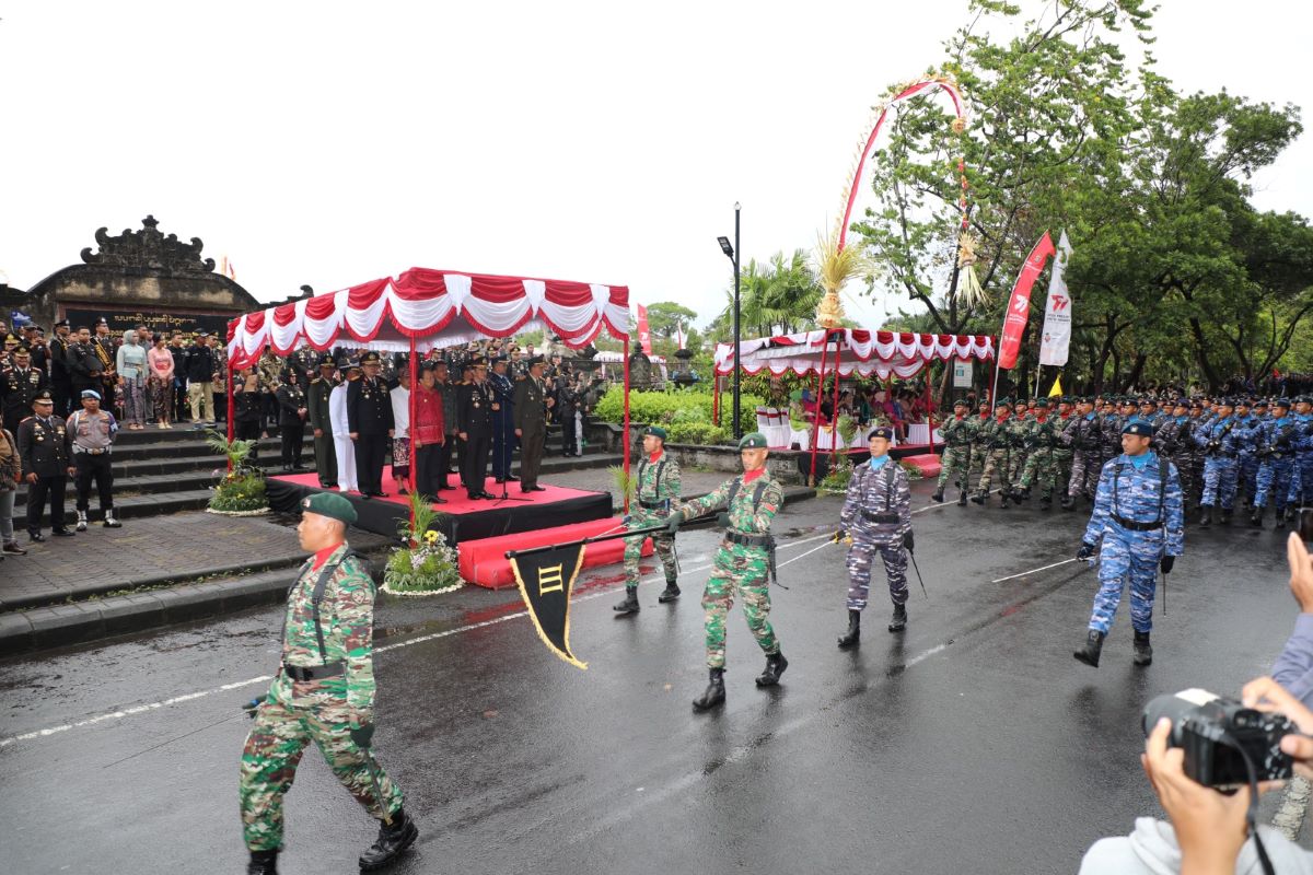 ISTIMEWA: Polda Bali menggelar parade Defile pasukan yang digelar di Depan Monumen Bajra Sandhi, Lapangan Puputan Margarana, Niti Mandala Renon, Denpasar, Sabtu (1/7/2023)