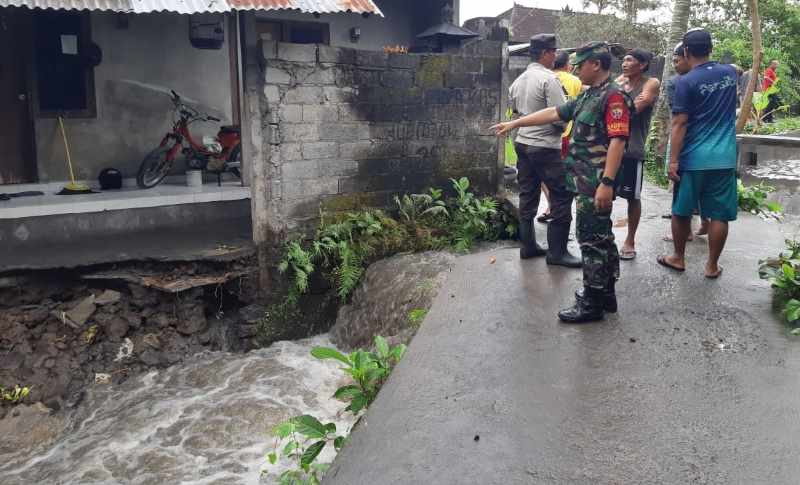 TERGERUS AIR : Kondisi tembok penyengker rumah warga amblas di Banjar Delod Rurung, Batubulan, Sukawati, Gianyar .